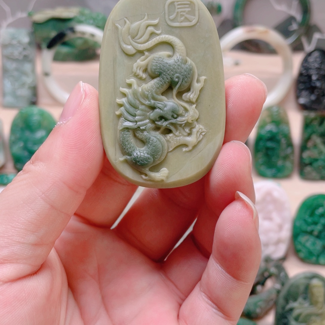 独山玉未镶嵌颈饰