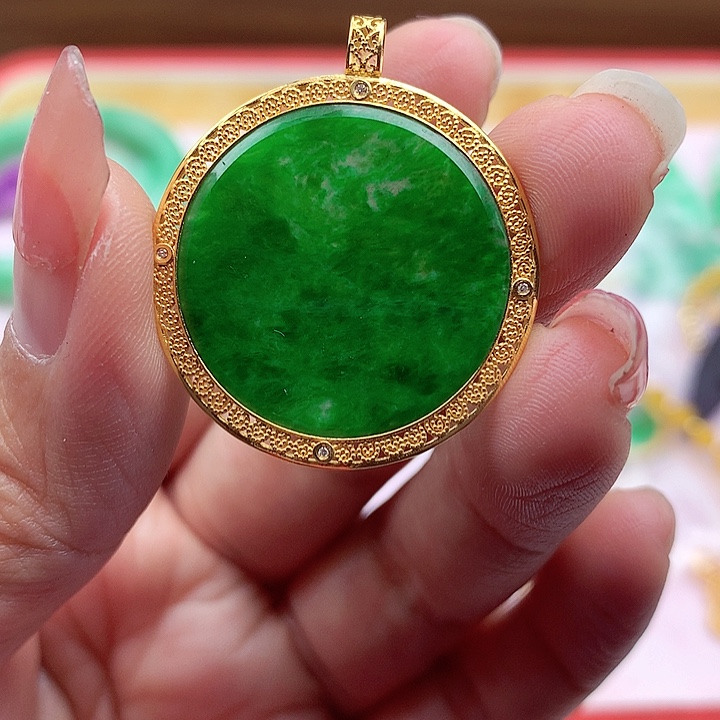 翡翠颈饰18K金镶嵌翡翠