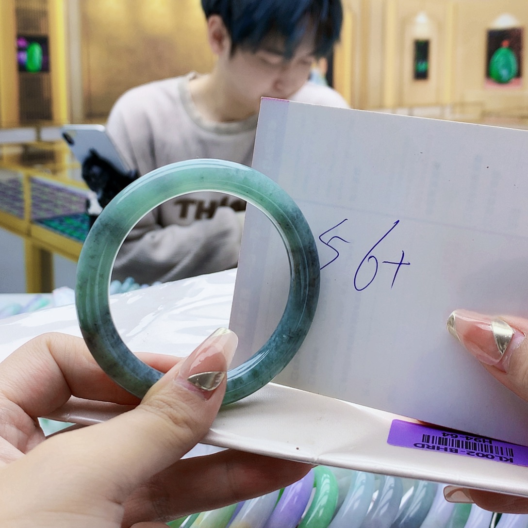 翡翠未镶嵌手镯9000……