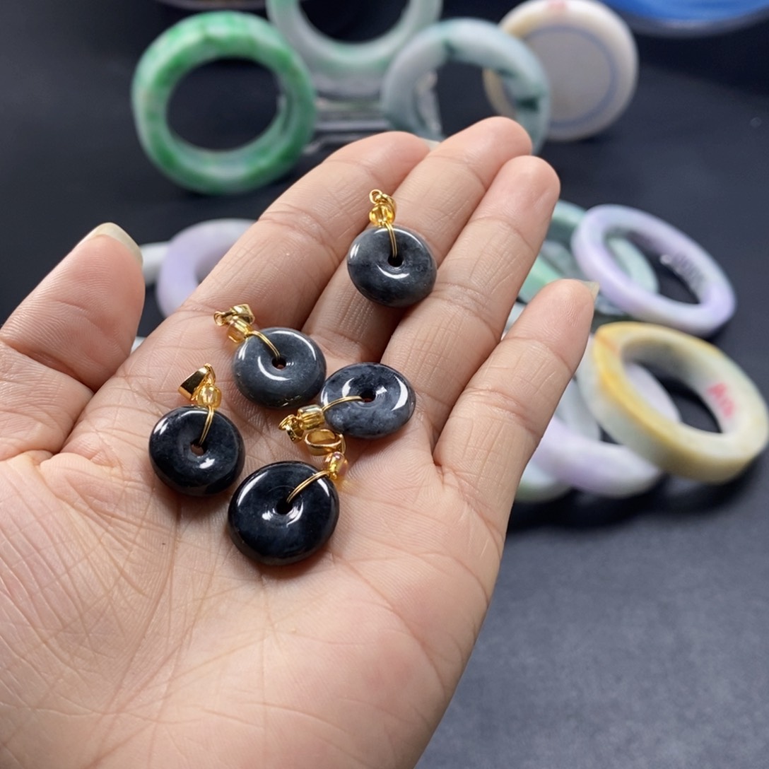 翡翠颈饰未镶嵌天然翡翠吊坠多样性发一