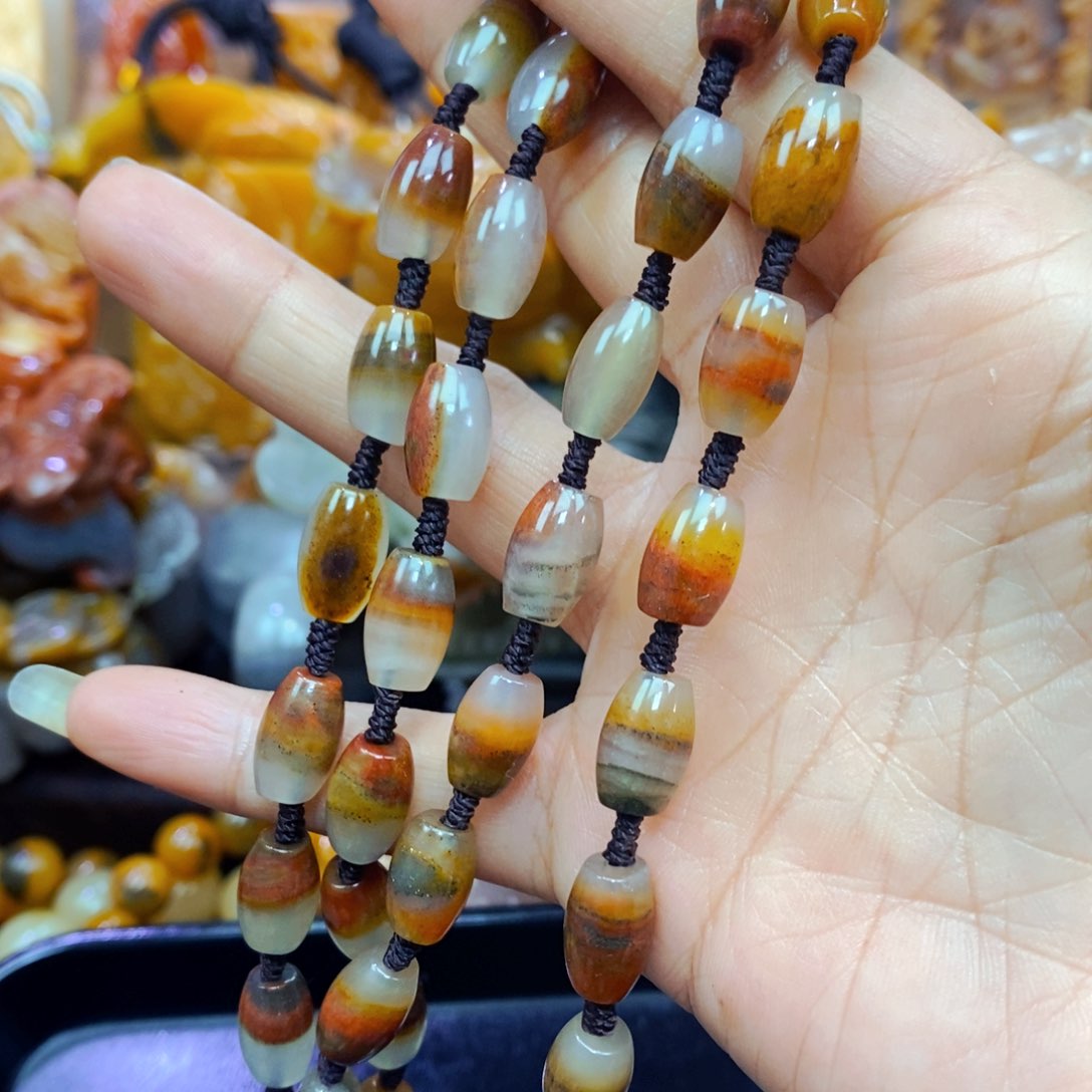 未镶嵌石英质玉（黄龙玉）颈饰