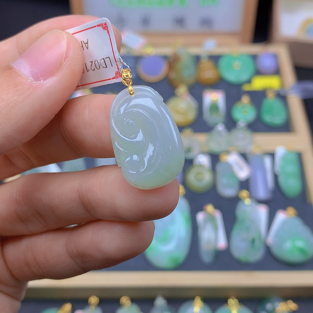 翡翠颈饰18K金镶嵌翡翠