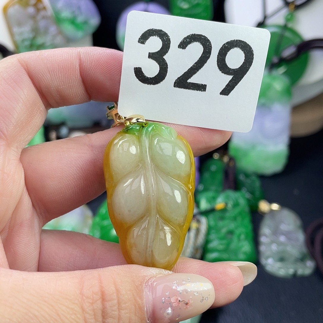 翡翠未镶嵌吊坠(赠链)