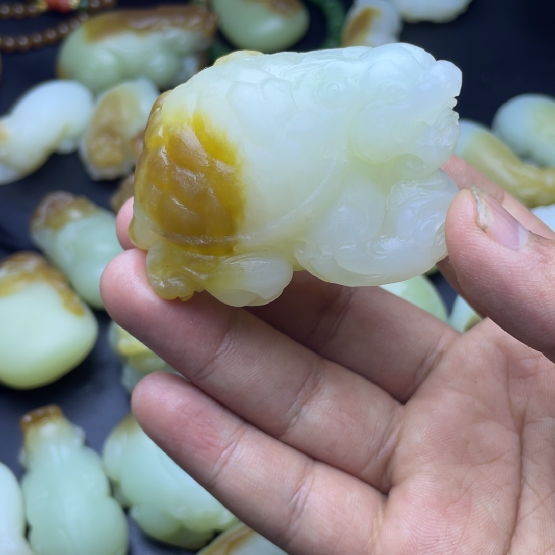 旷***佳和田玉（糖玉）未镶嵌颈饰