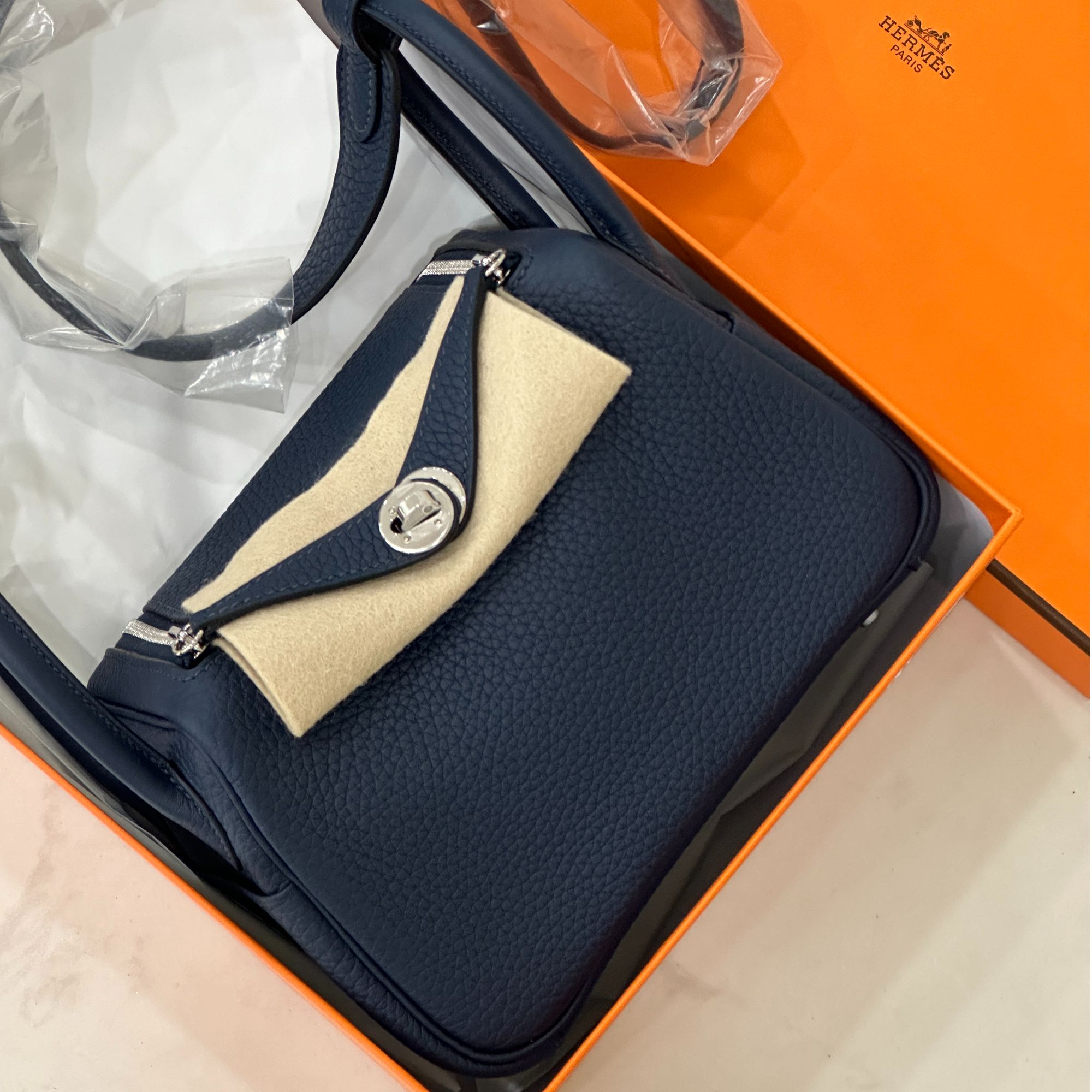 全新未使用 Hermes/爱马仕 珊珊 mini Lindy 普鲁士蓝TC皮W刻金扣