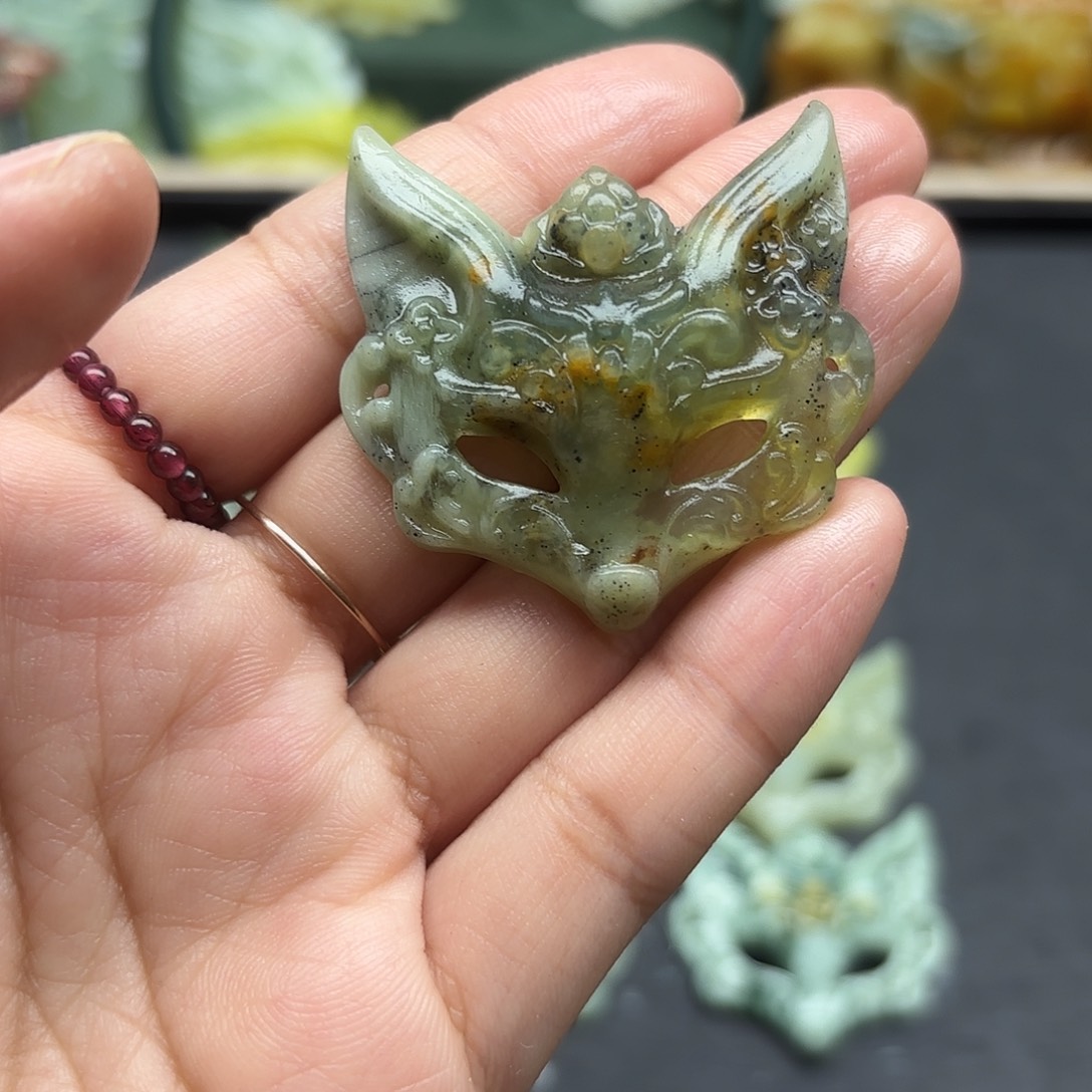 蛇纹石玉未镶嵌颈饰