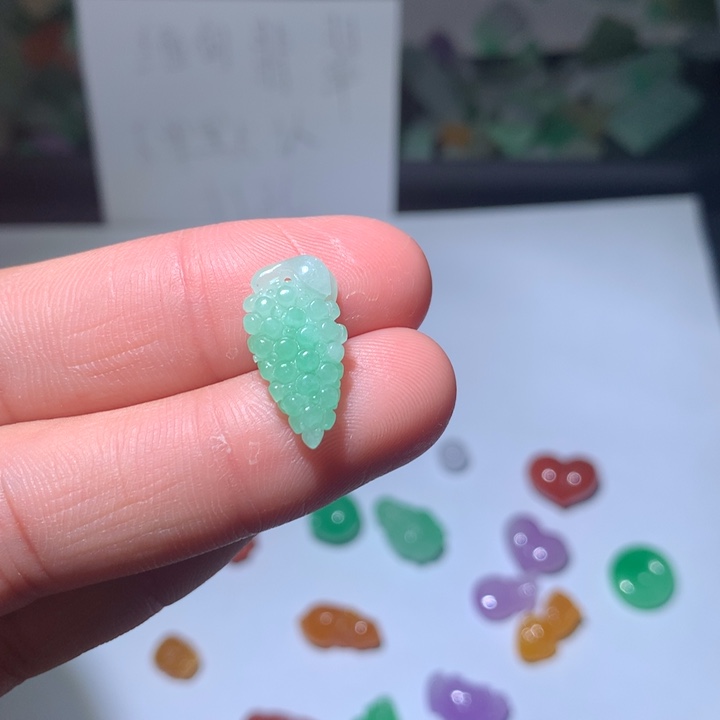 翡翠未镶嵌颈饰挂件