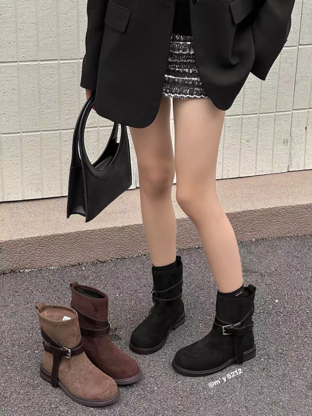2025秋冬欧美风绒面皮带扣复古短靴女款平底百搭冬季靴子5212