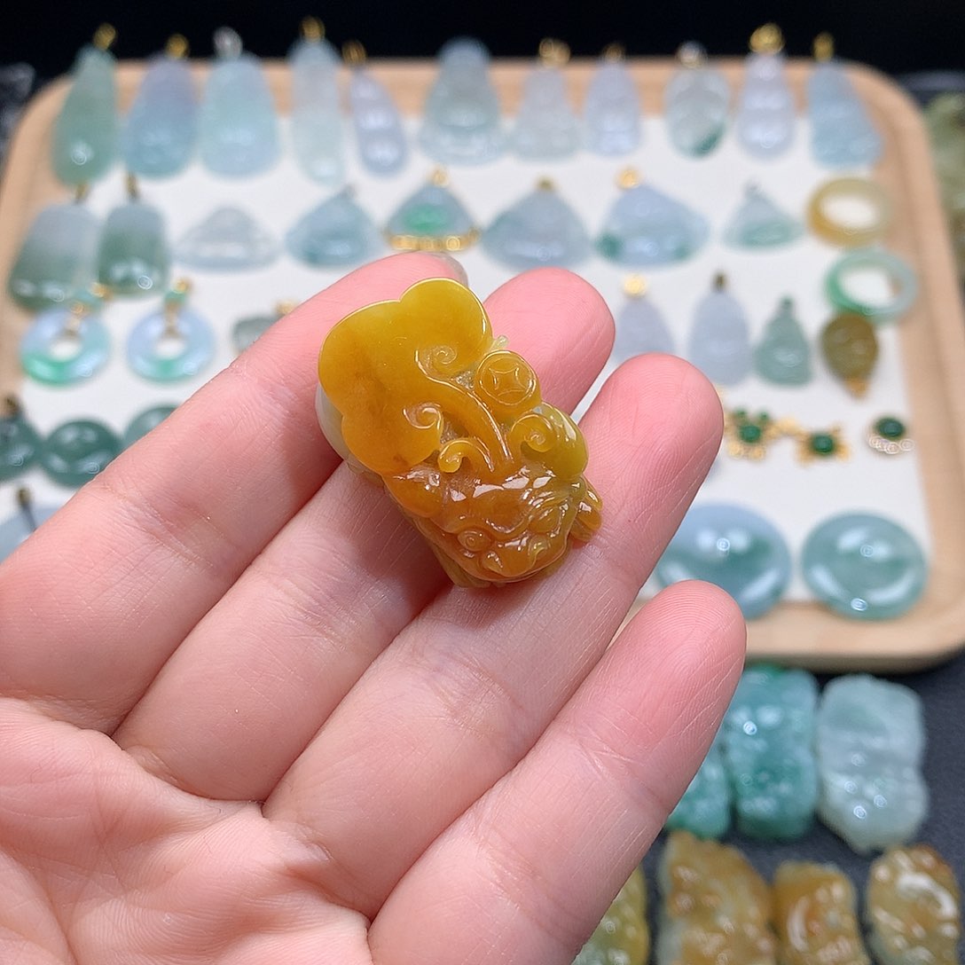 翡翠颈饰未镶嵌没****?吊坠