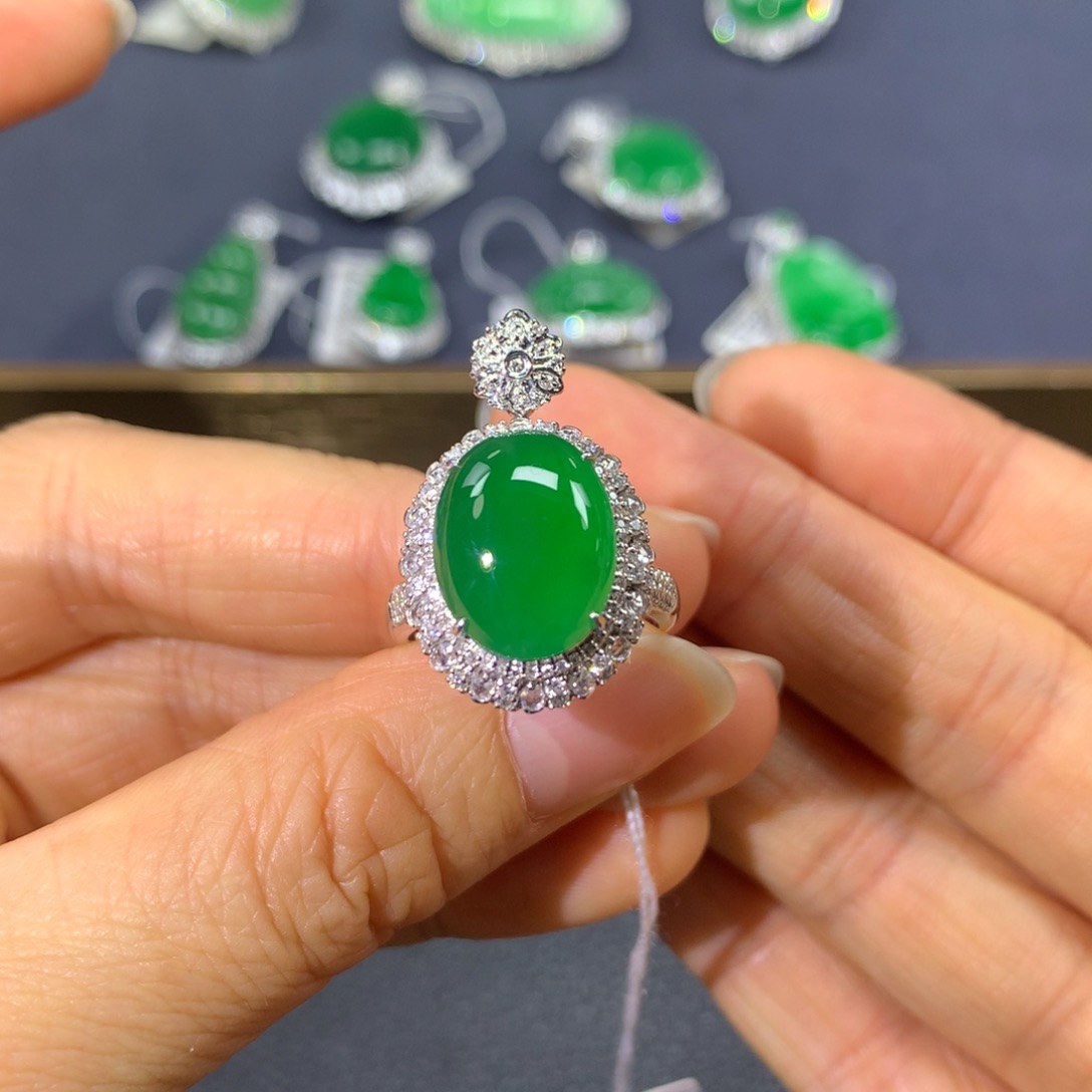 翡翠戒指18K金镶嵌翡翠