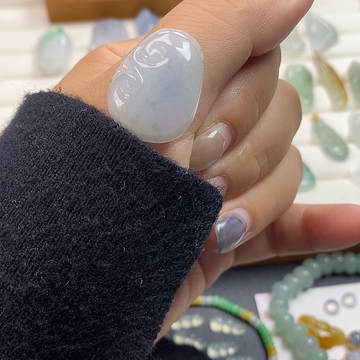 翡翠未镶嵌颈饰如意