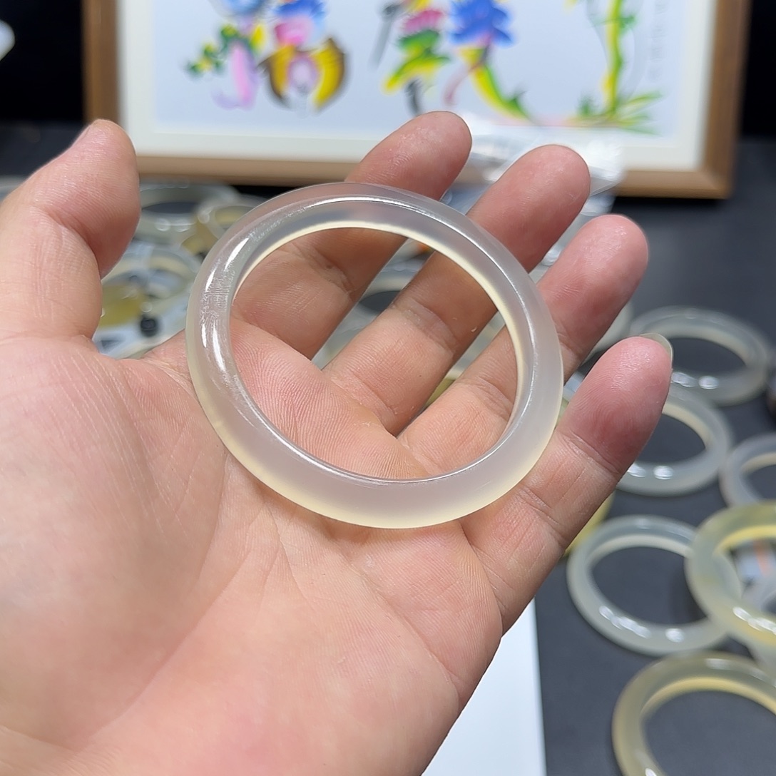 甘***宝玛瑙/玉髓未镶嵌手镯