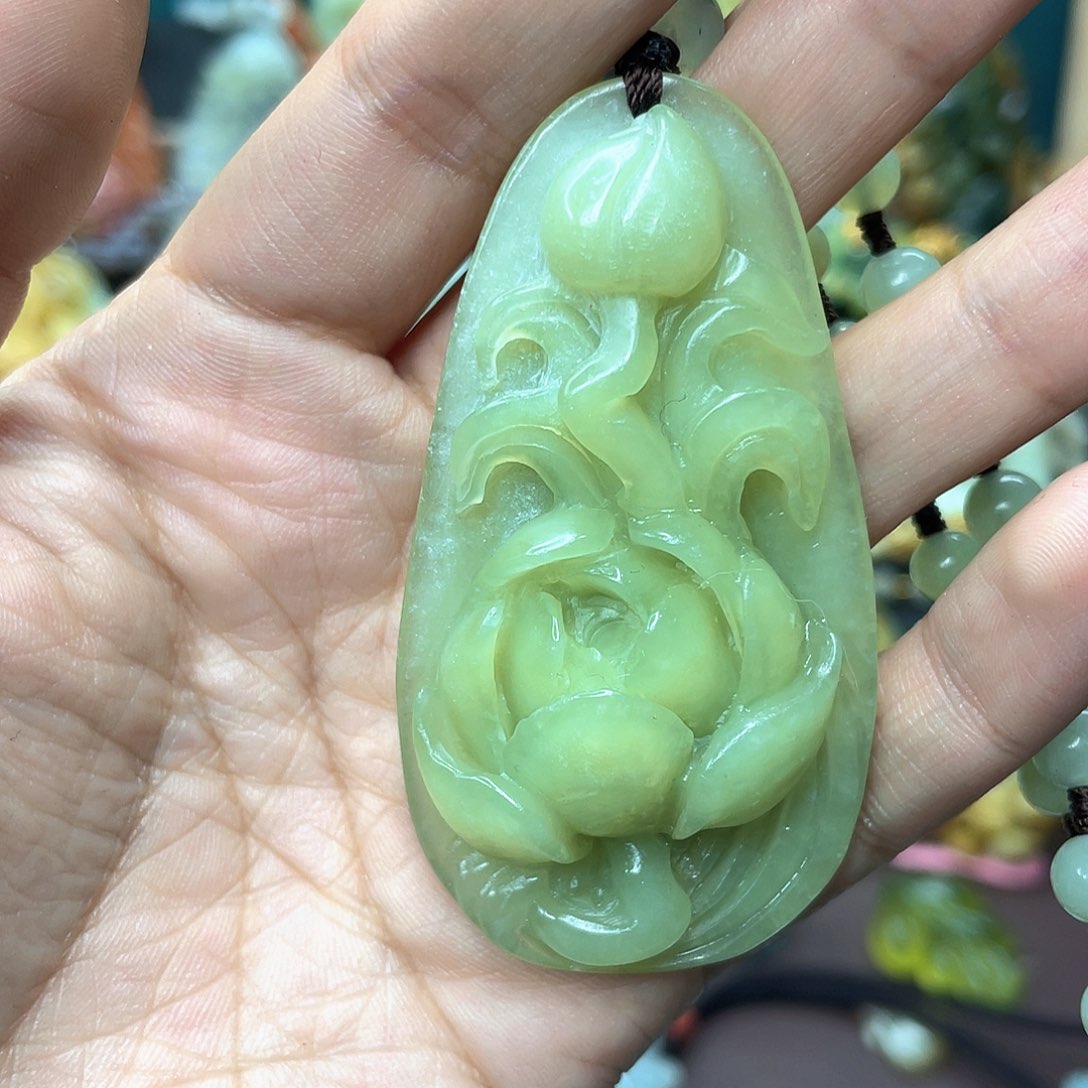 蛇纹石玉颈饰未镶嵌