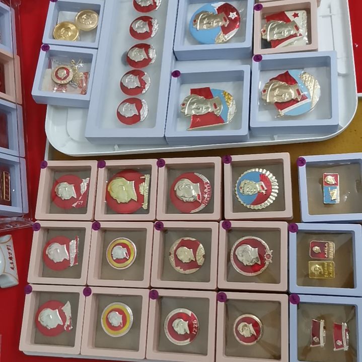 其他普通金属加*红色收藏纪念章