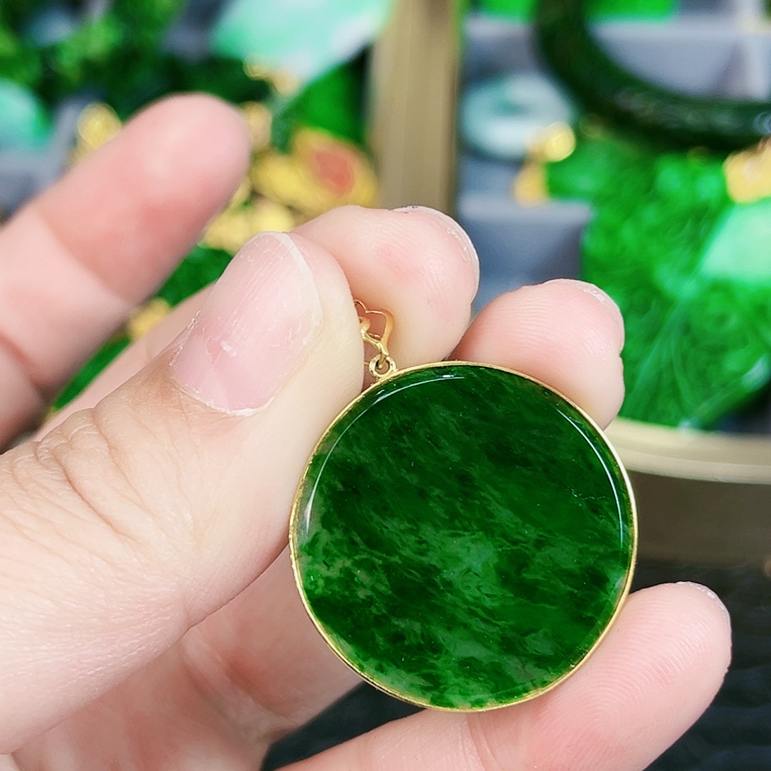 翡翠颈饰18K金镶嵌吊坠