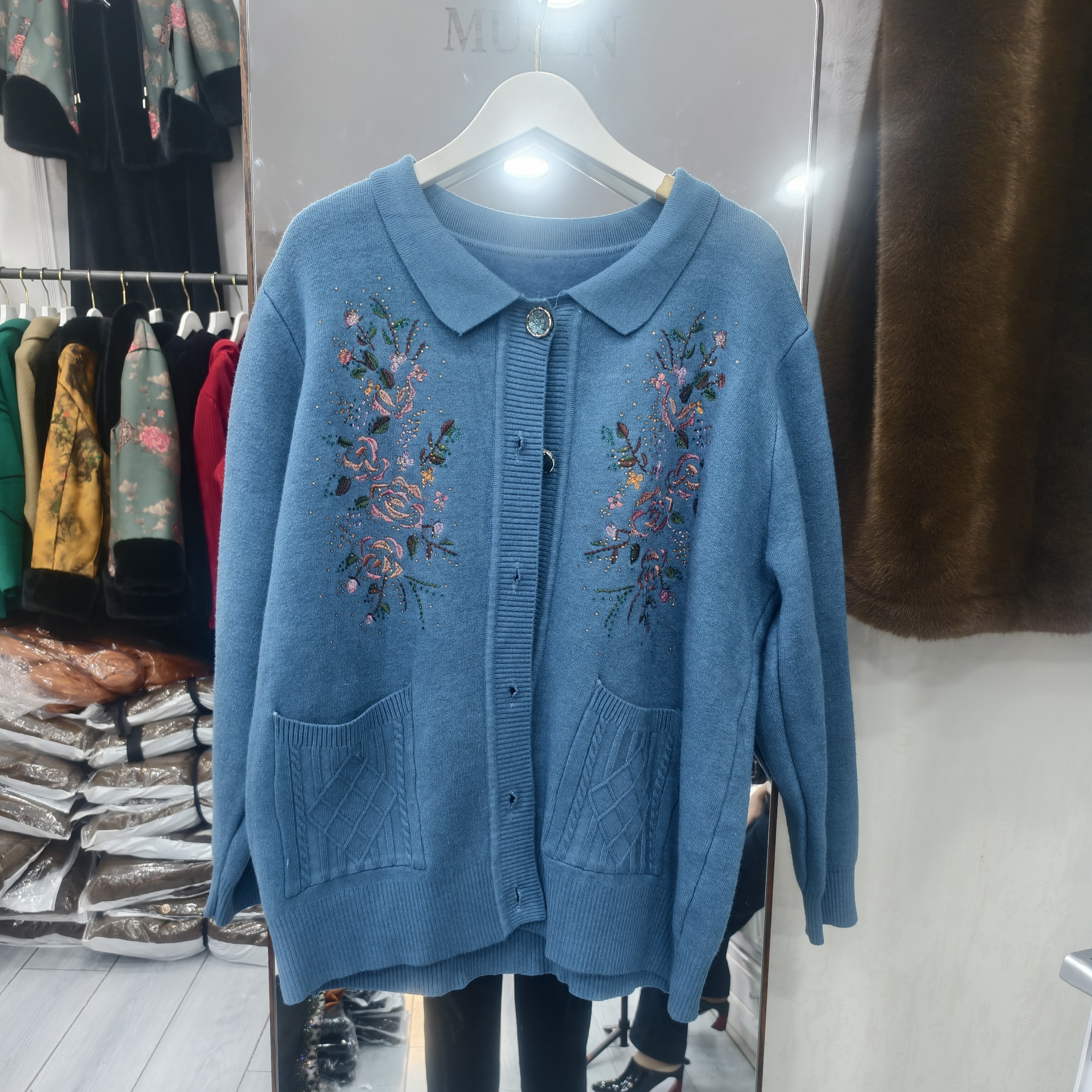 妈妈开衫方领绣花加绒毛衣