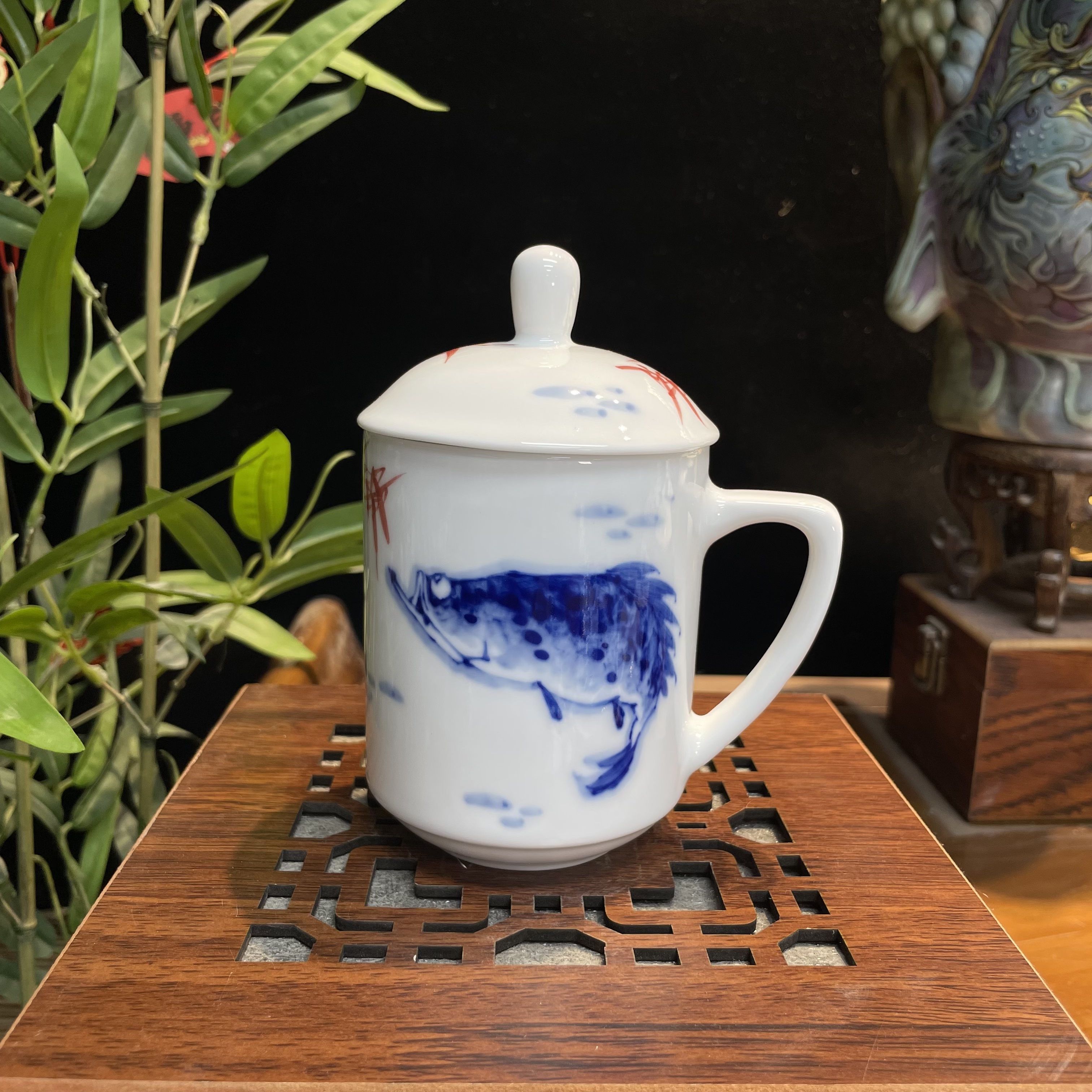 景德镇手绘青花瓷带把手茶杯鲑鱼水杯带盖个人杯办公室老板杯