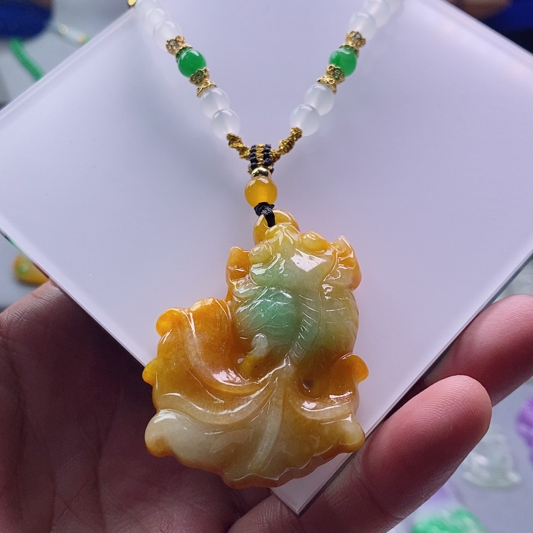 翡翠未镶嵌吊坠(赠链)