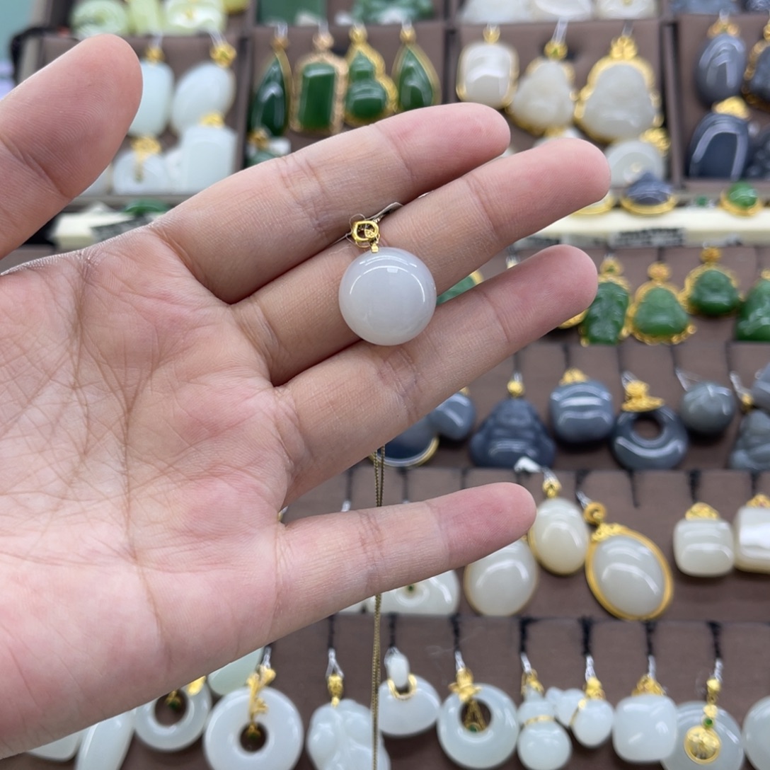 和田玉18K金镶嵌吊坠(赠链)