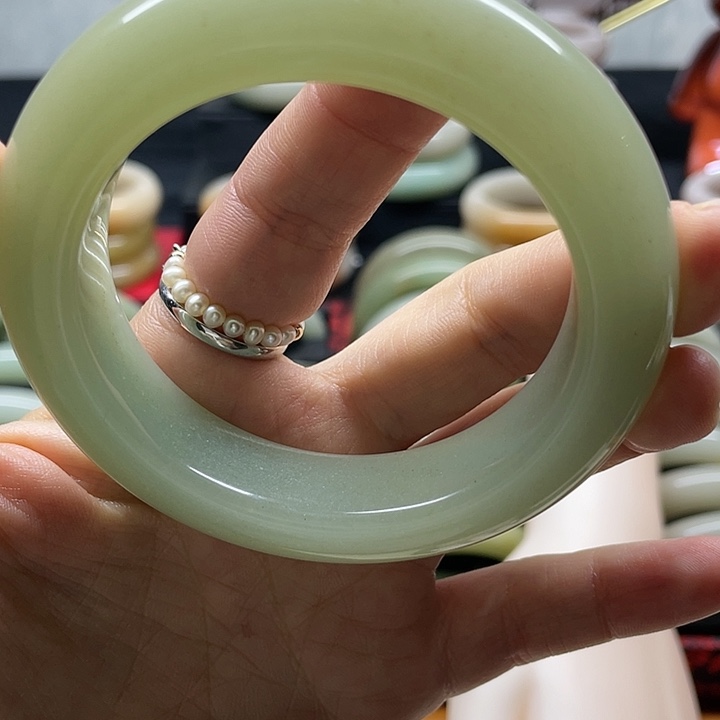 石英质玉未镶嵌经典时尚冰透佘太玉镯