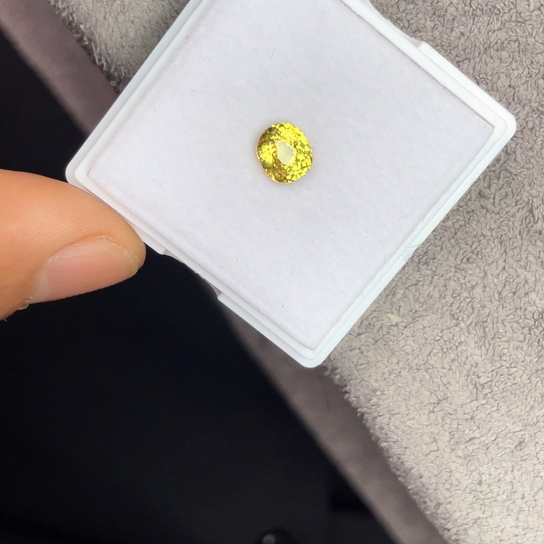 石榴石裸石未镶嵌1.54Ct。
