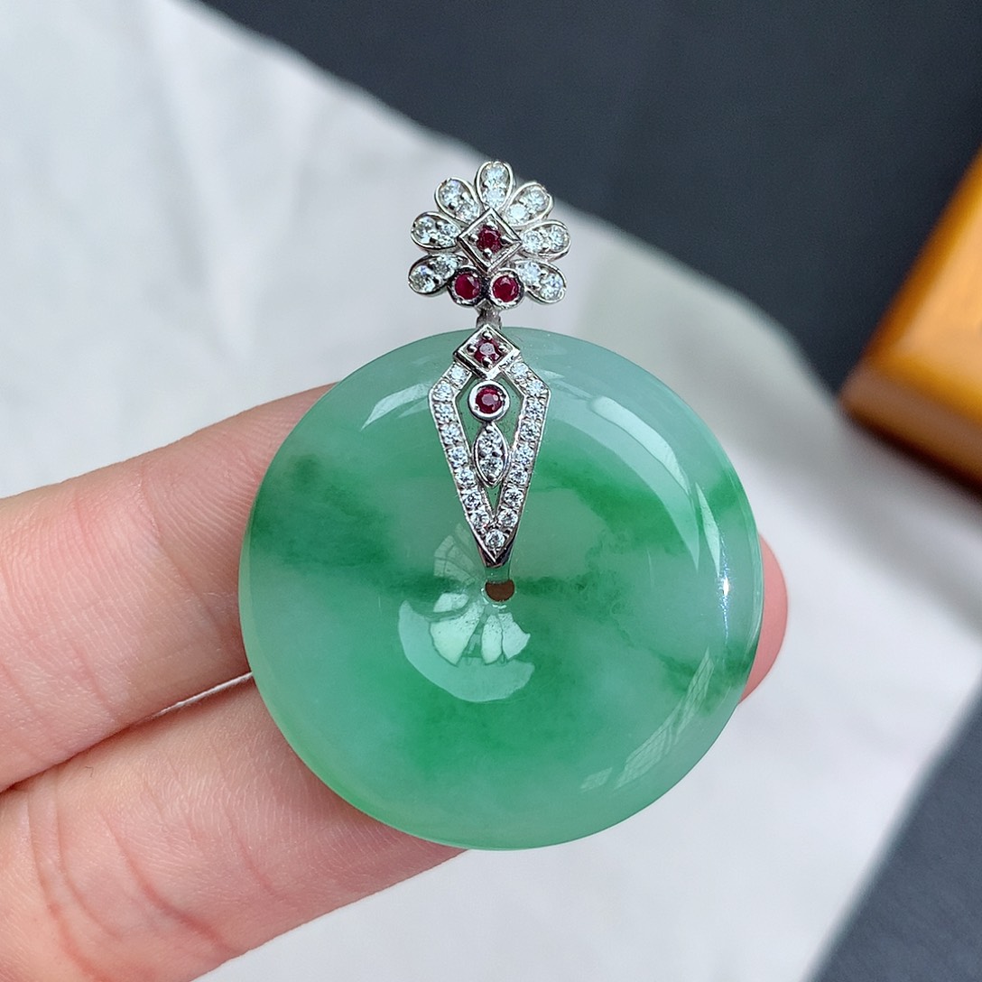 翡翠颈饰未镶嵌飘绿平安扣