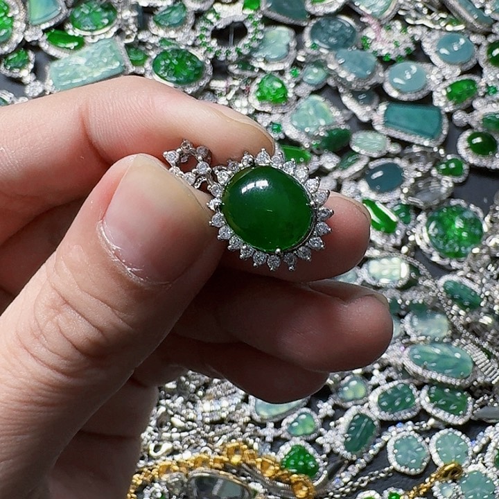 翡翠颈饰未镶嵌天然A货翡翠放漏