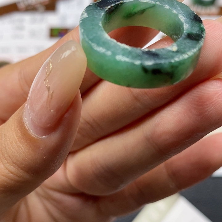 翡翠戒指未镶嵌大**子翡翠戒指0