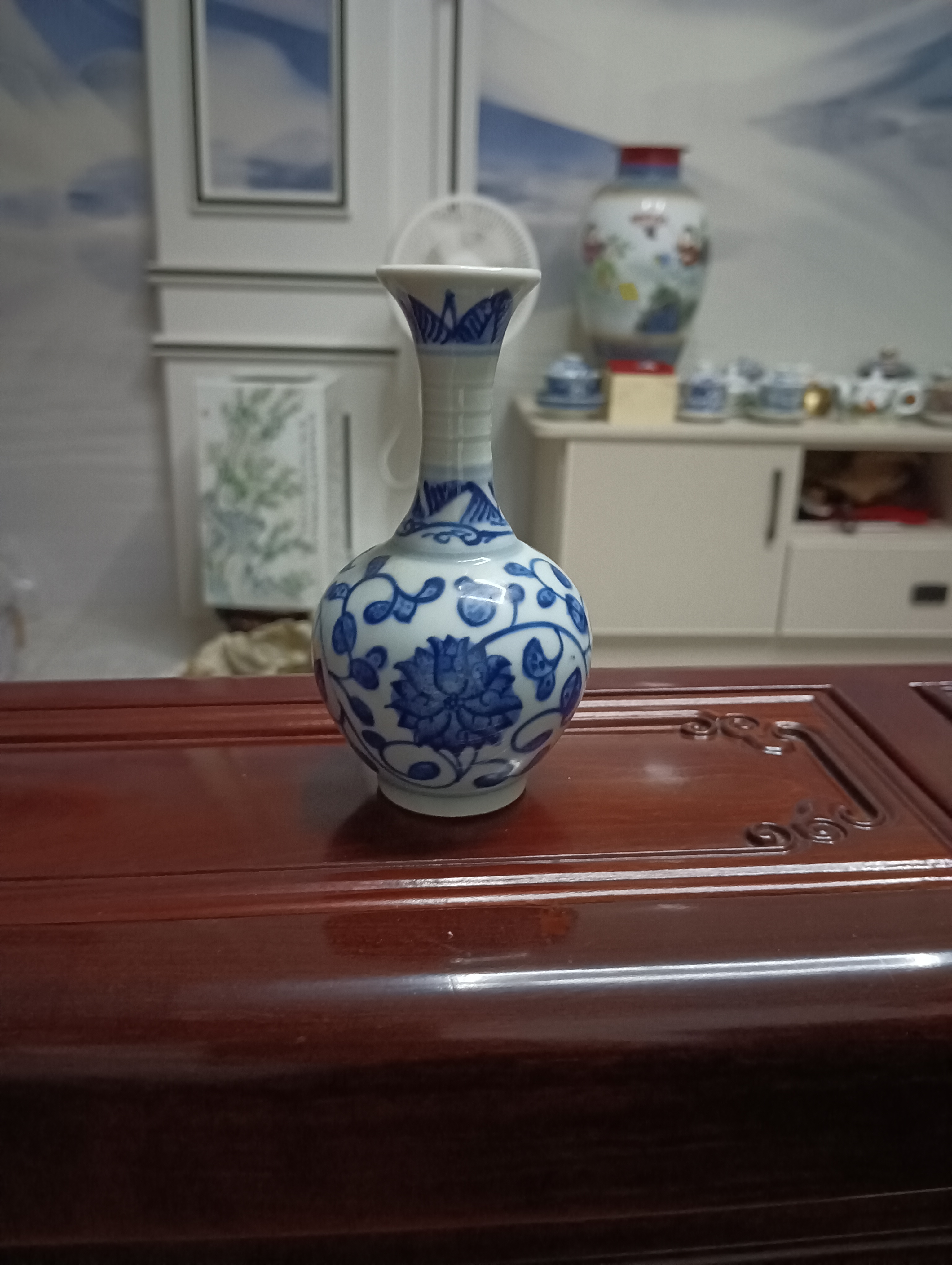 青花缠枝莲小花瓶