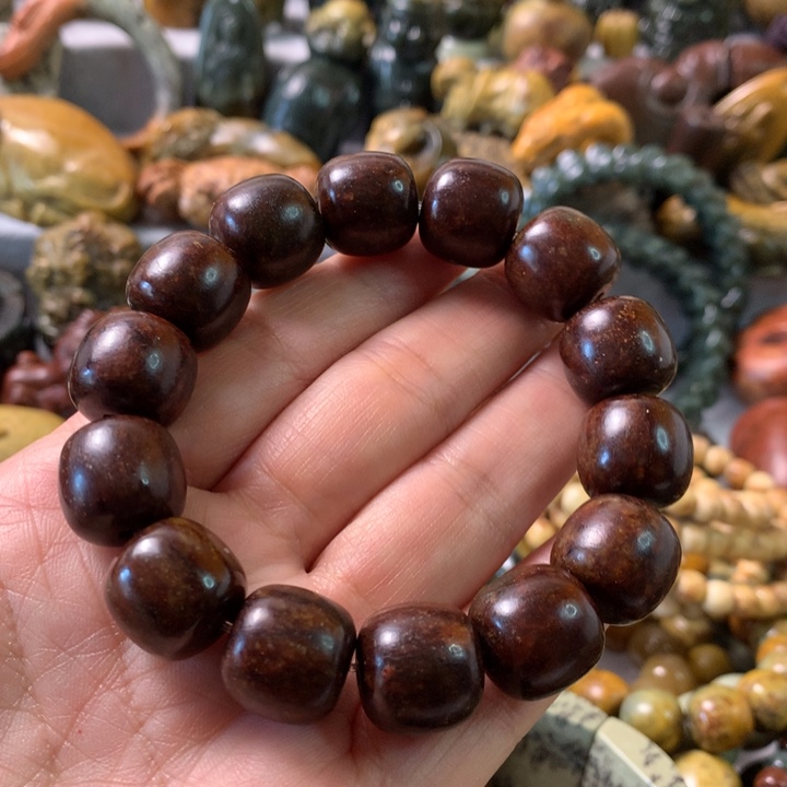 未镶嵌岫岩河磨玉（透闪石质玉）把件