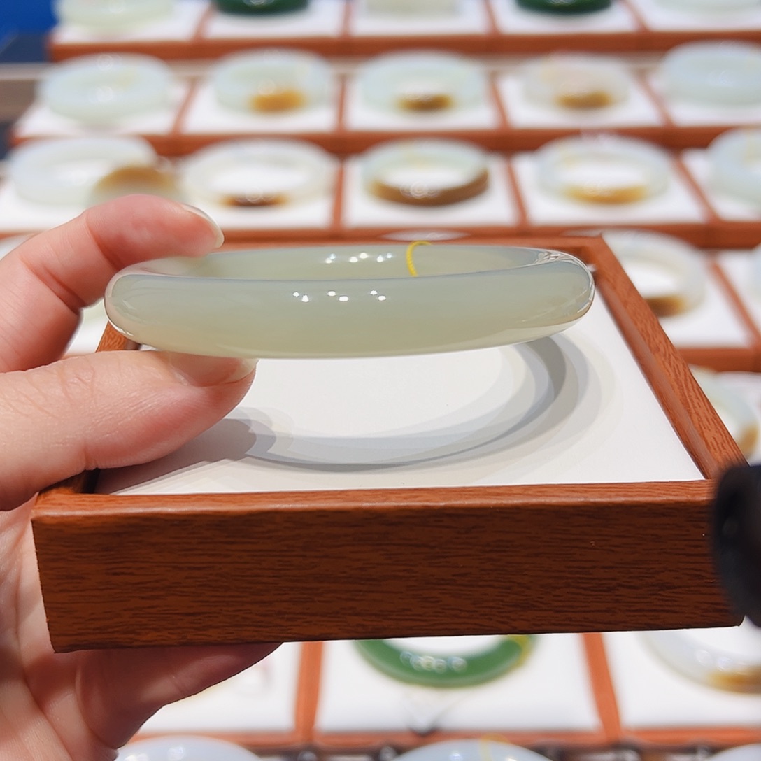 和田玉未镶嵌手镯