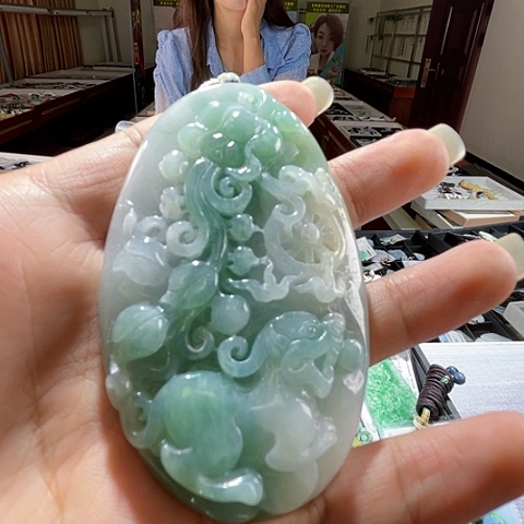 翡翠未镶嵌项圈一个