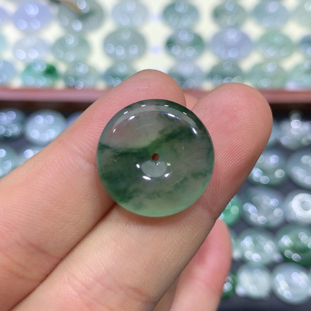 翡翠未镶嵌颈饰平安扣