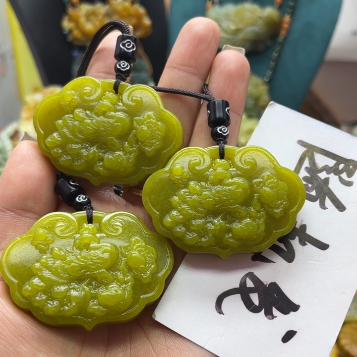 蛇纹石玉未镶嵌颈饰