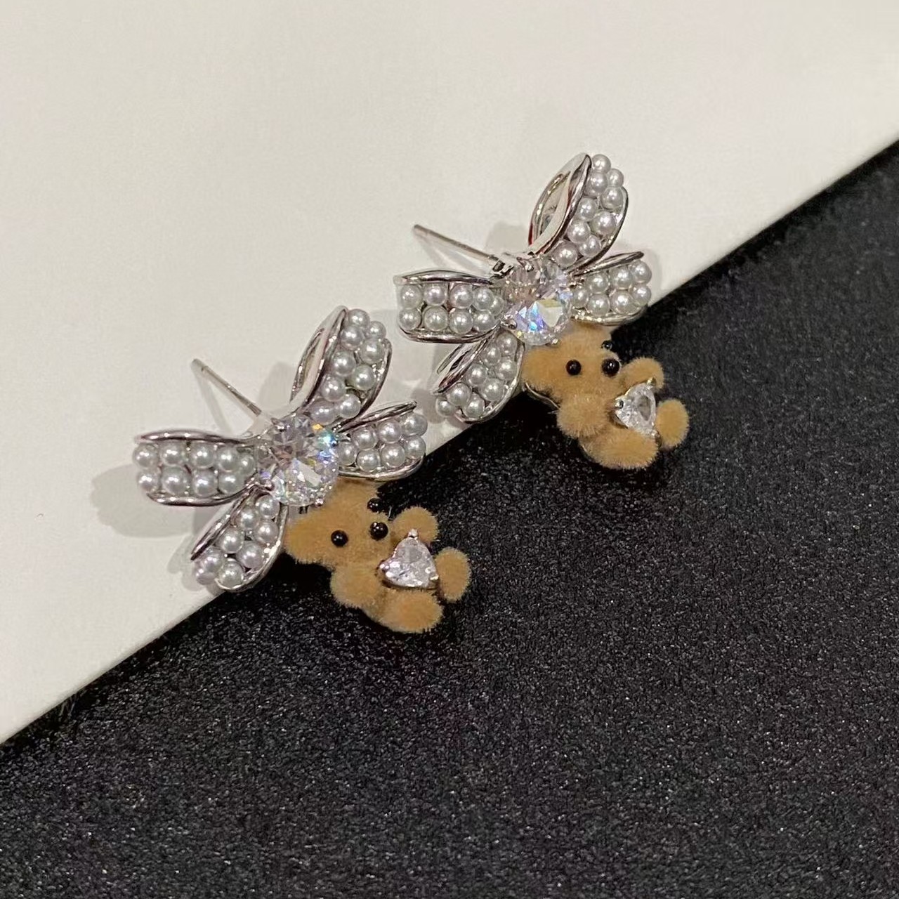 E490白色珠款蝴蝶结小小熊耳钉耳饰