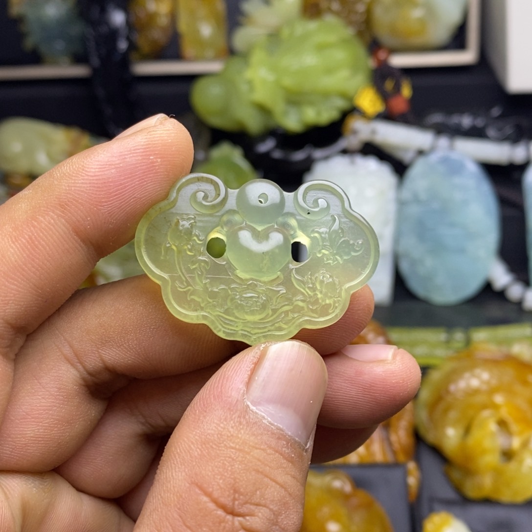 蛇纹石玉颈饰未镶嵌