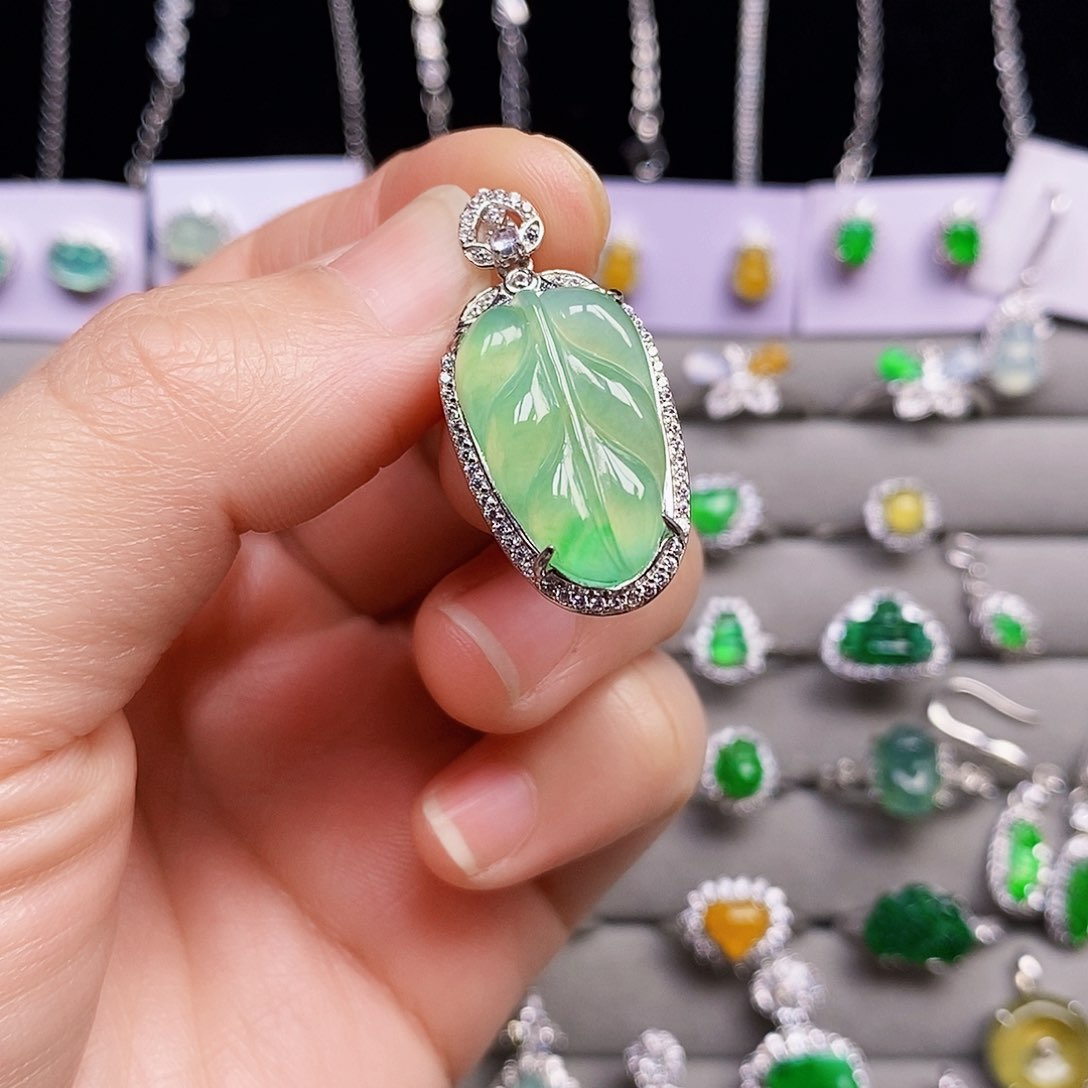翡翠颈饰银S925镶嵌叶子吊坠