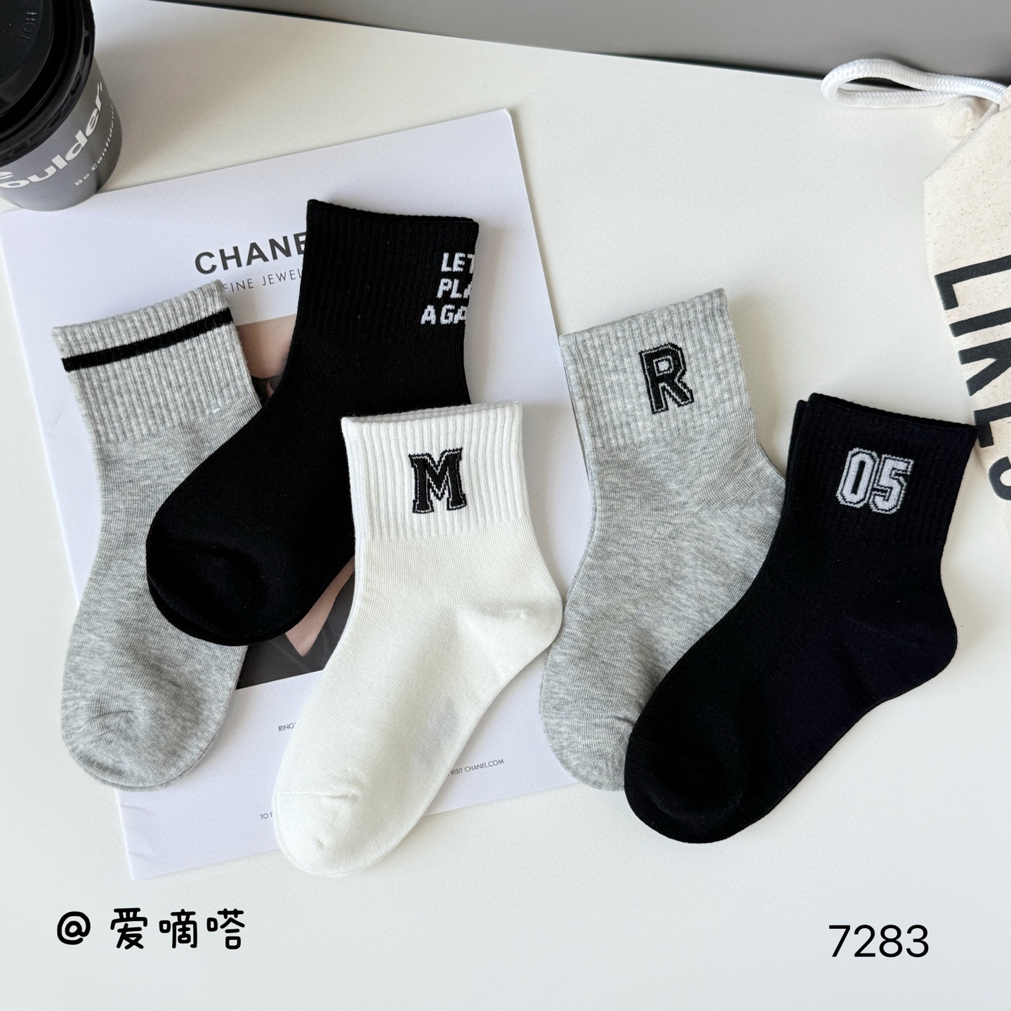 爱嘀嗒7283儿童袜子秋冬款潮款黑白灰字母运动男童中筒小孩精梳棉