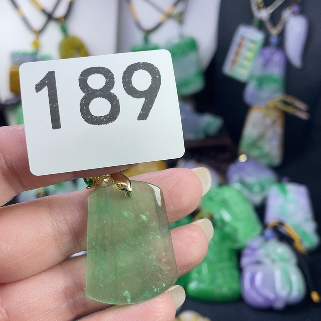 翡翠未镶嵌吊坠(赠链)