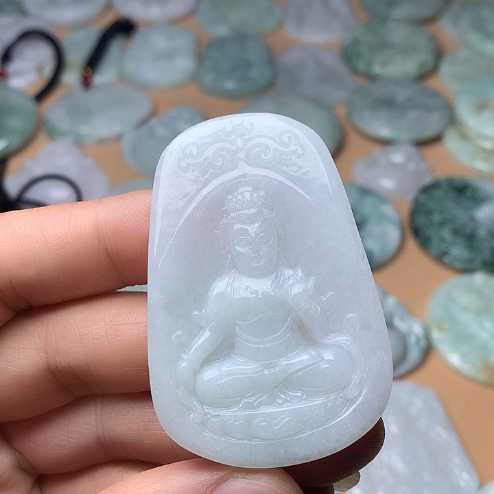 翡翠未镶嵌颈饰观音、有石纹