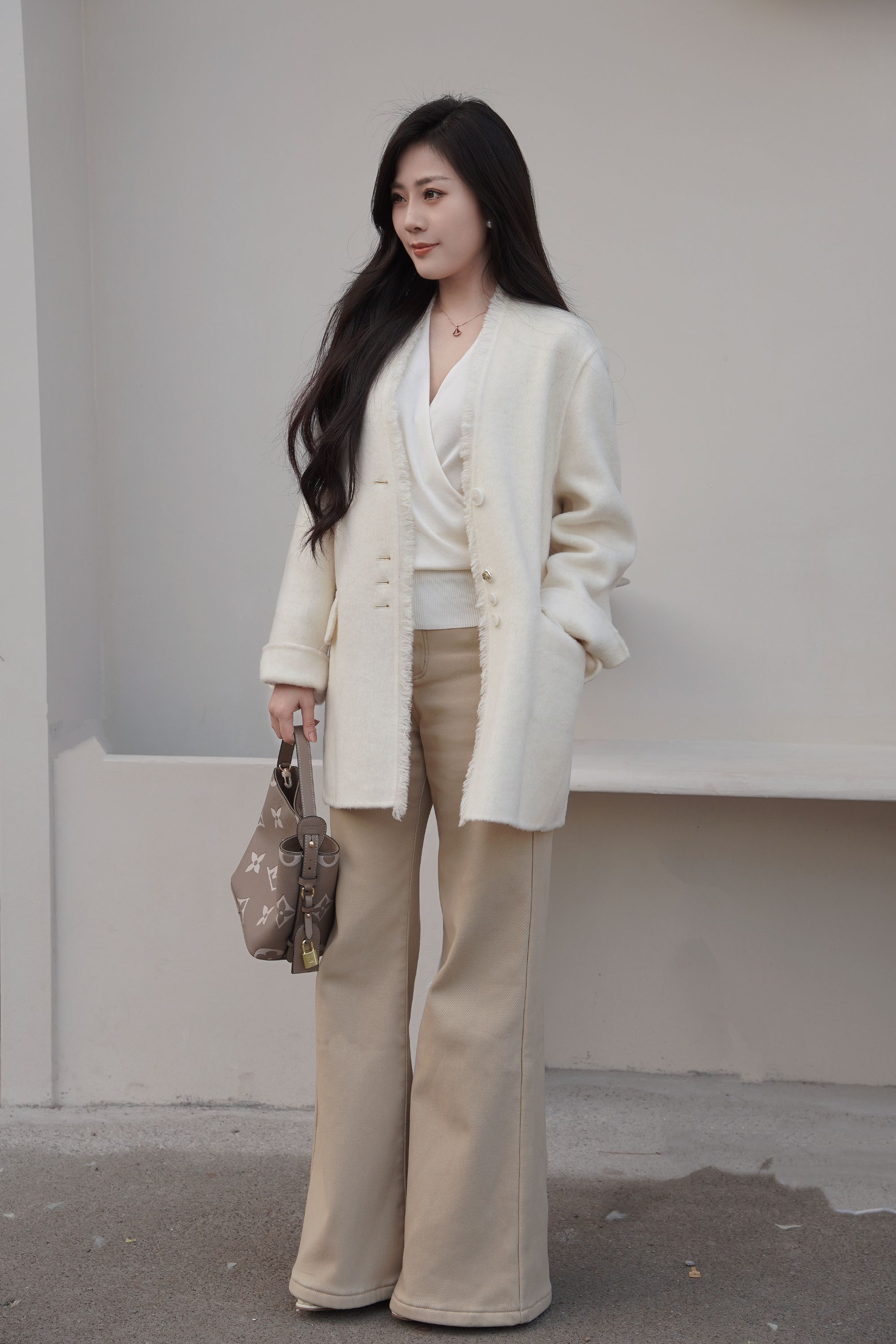 双面羊毛呢子大衣女2025秋冬新款高级感毛边单排扣V领毛呢外套