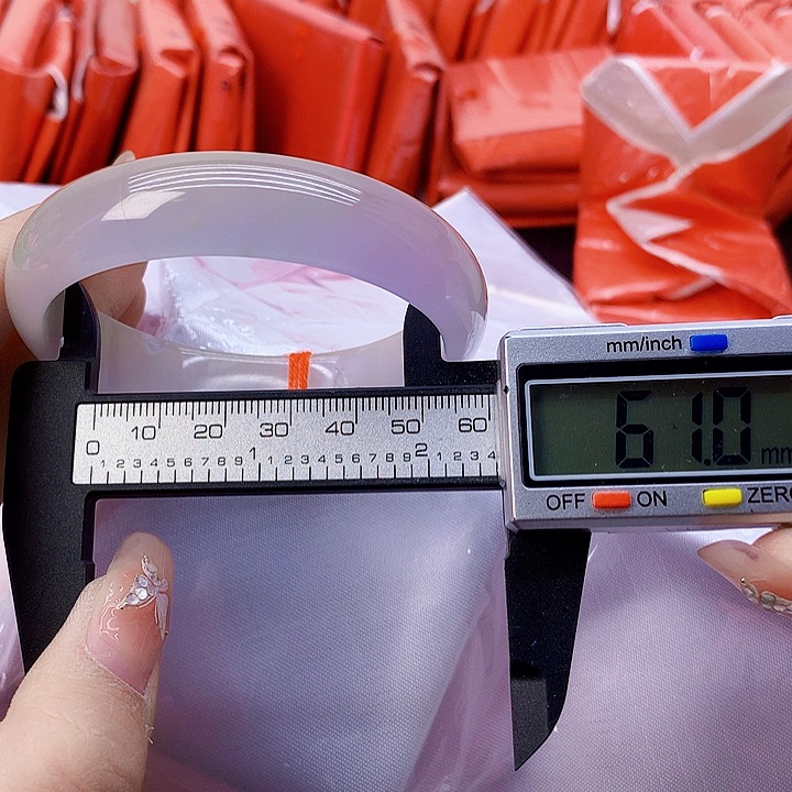 翡翠手镯未镶嵌179。