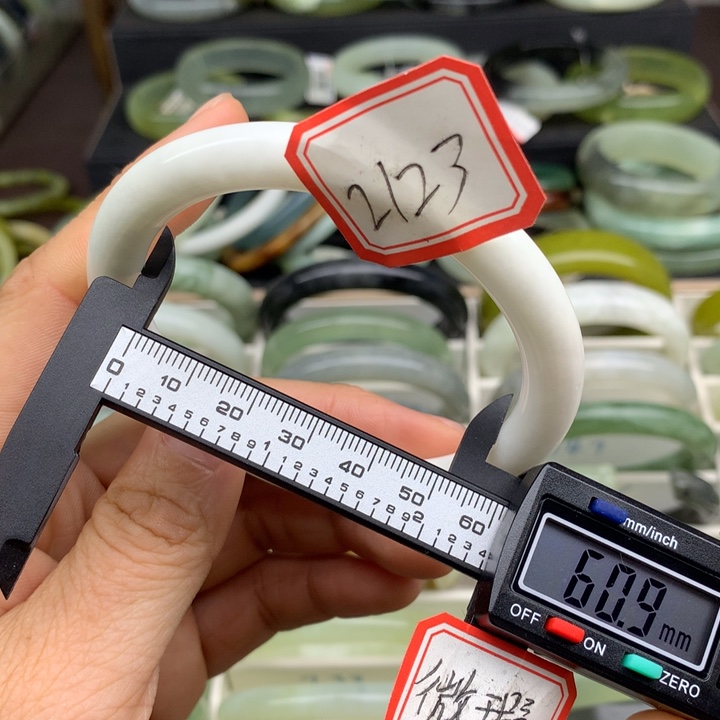 冬***歌蛇纹石玉未镶嵌手镯2123
