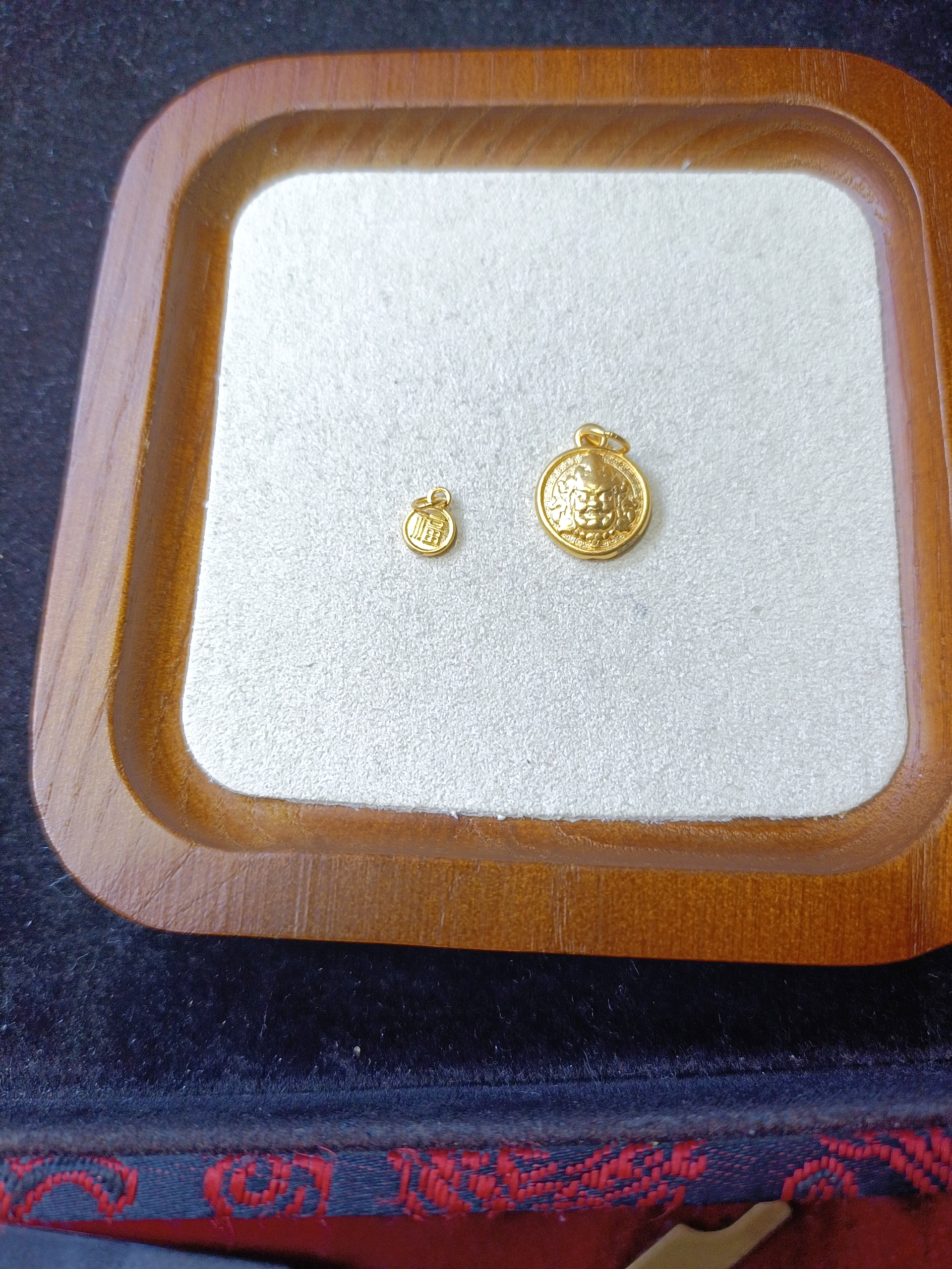 足金999硬金黄米神古法福牌1.39克吊坠