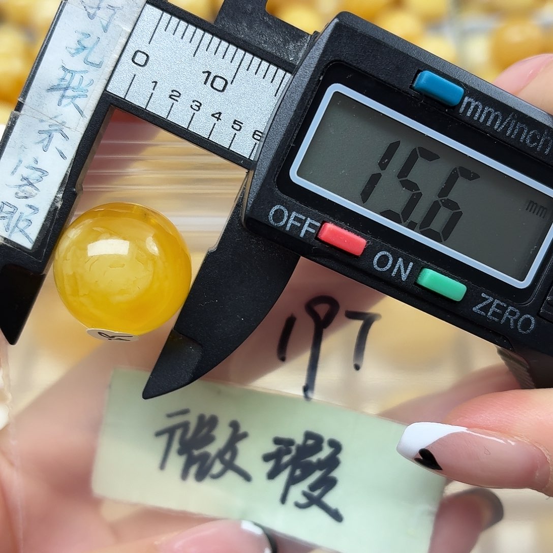 蜜蜡未镶嵌裸石微瑕