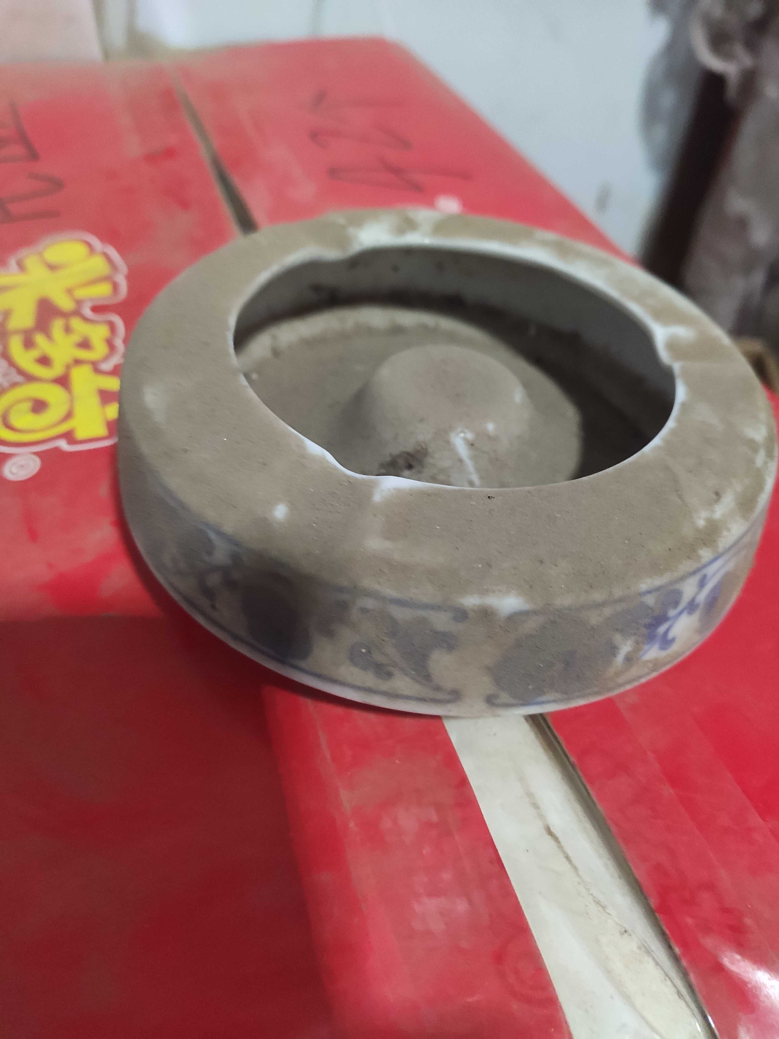 青花烟灰缸一个，