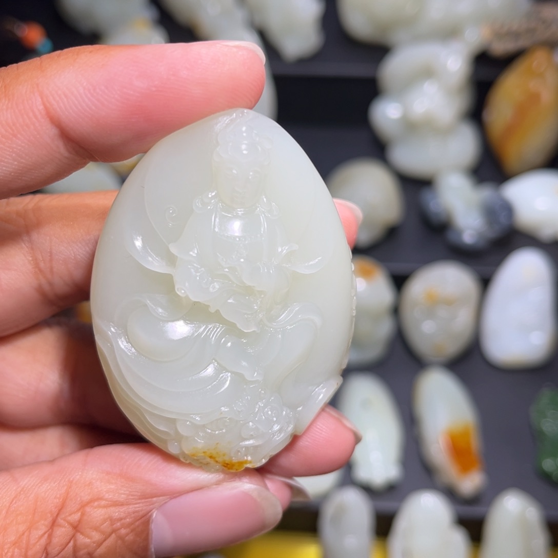 和田玉颈饰未镶嵌谷****）