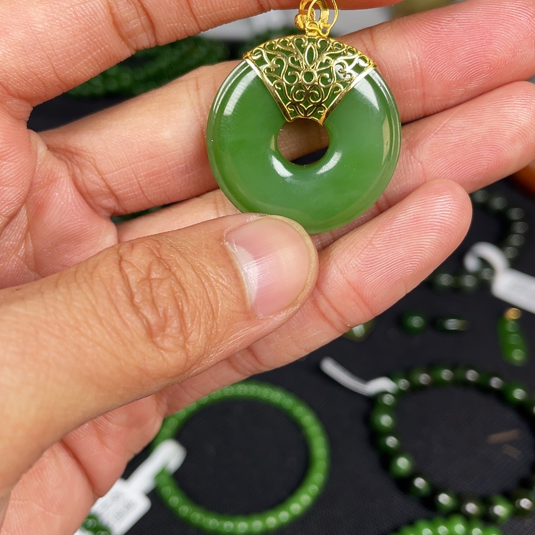 和田玉18K金镶嵌颈饰