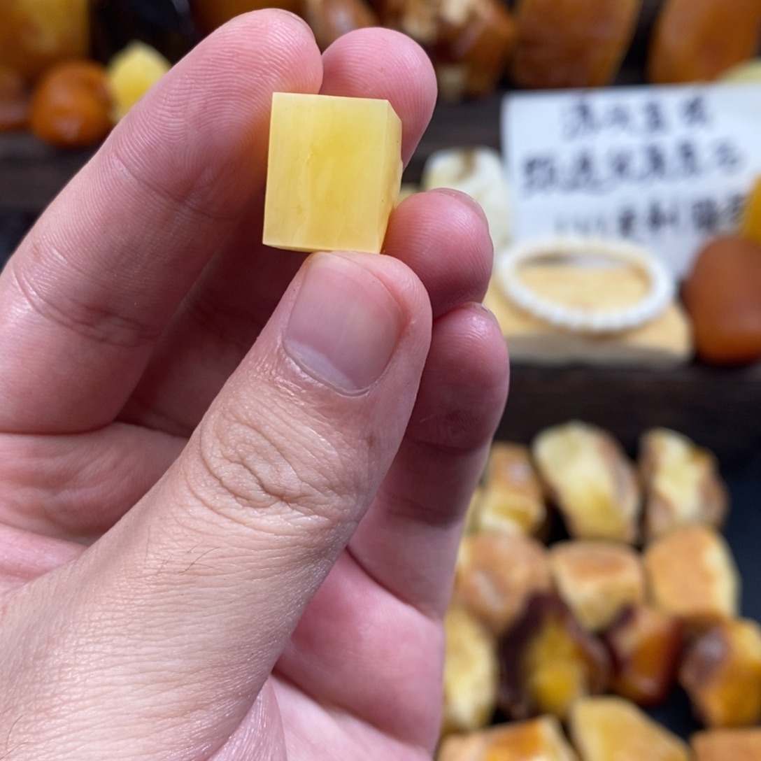 李***门定制琥珀未镶嵌蜜蜡