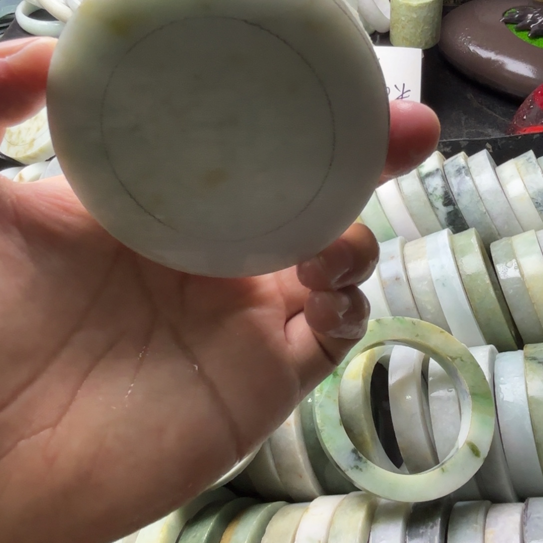 在****定制翡翠未镶嵌翡翠手镯定制